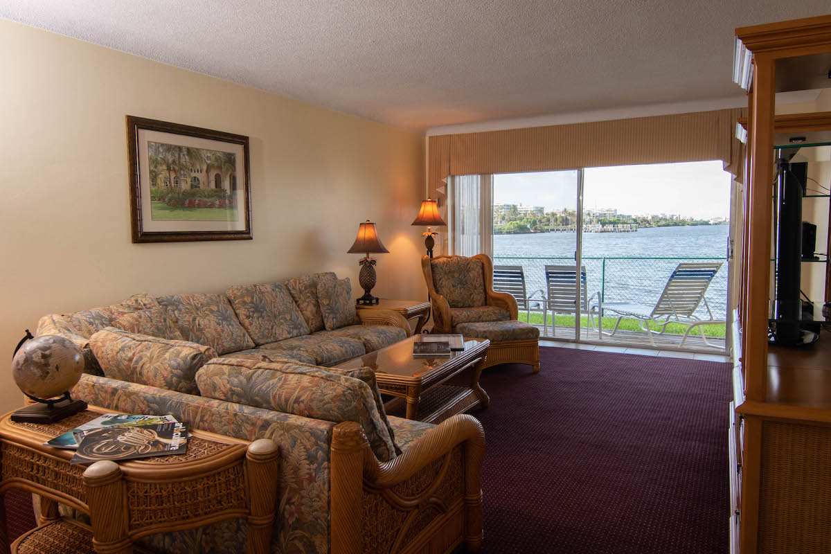 Palm Beach Resort & Beach Club - Living Room with View