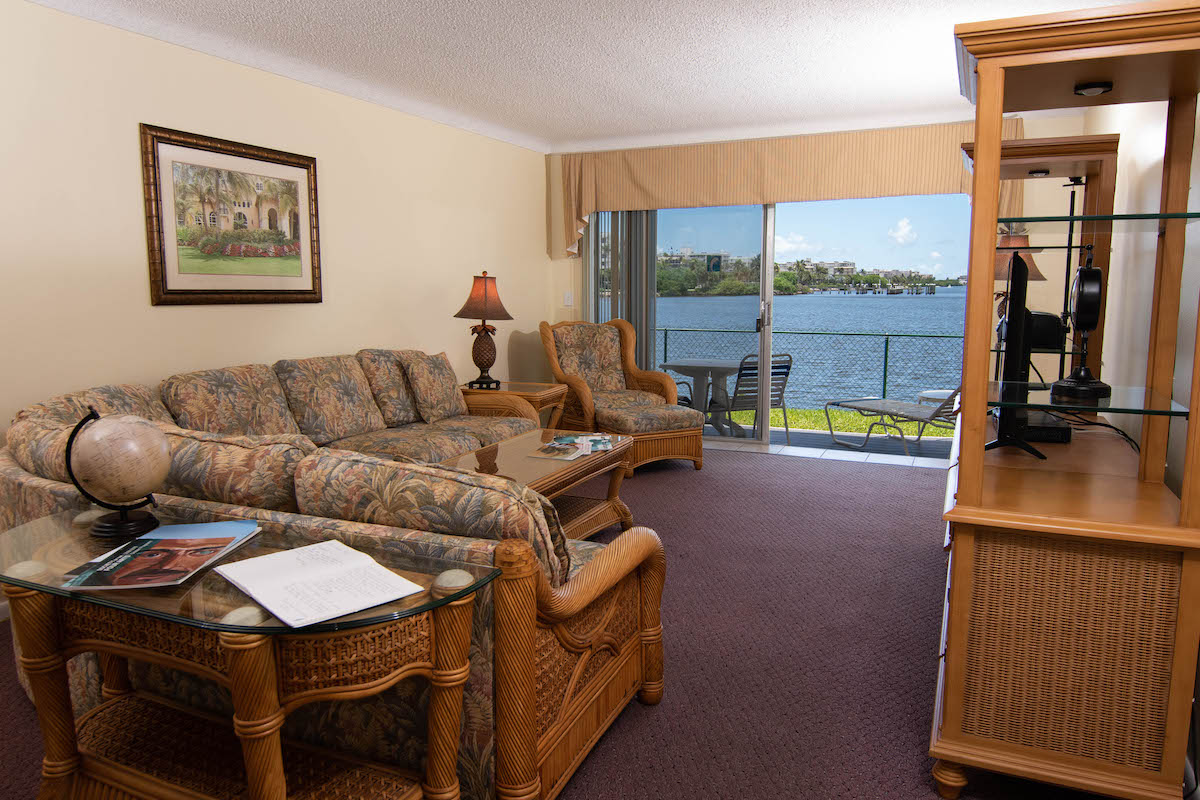 Palm Beach Resort & Beach Club - Living Room with View