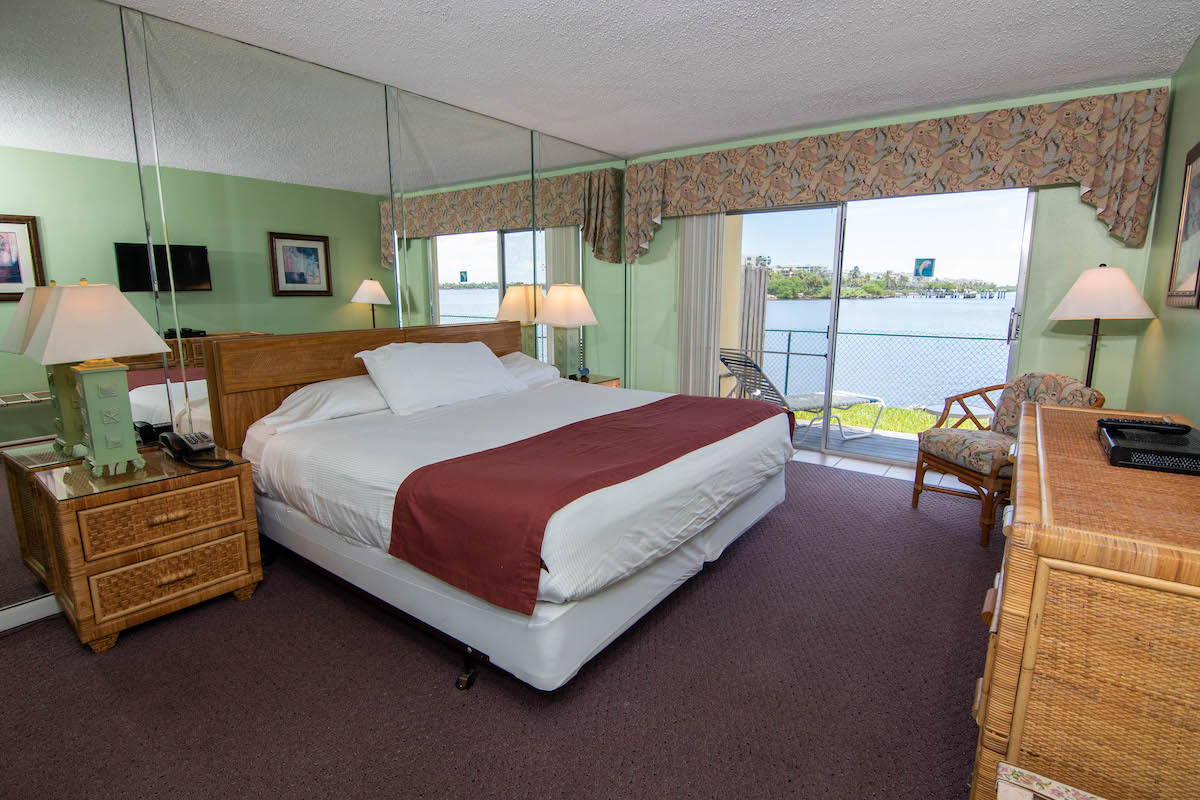 Palm Beach Resort & Beach Club - Bedroom with View
