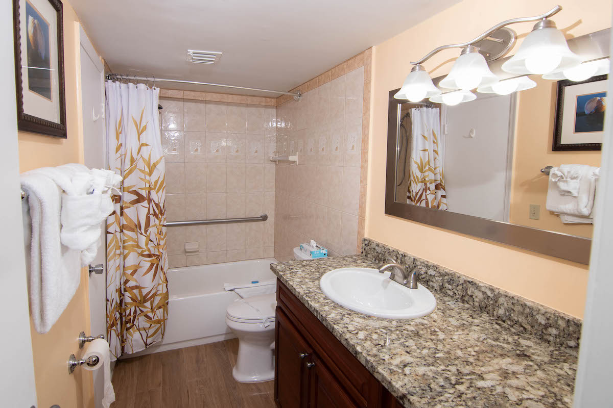 Palm Beach Resort & Beach Club - Bathroom